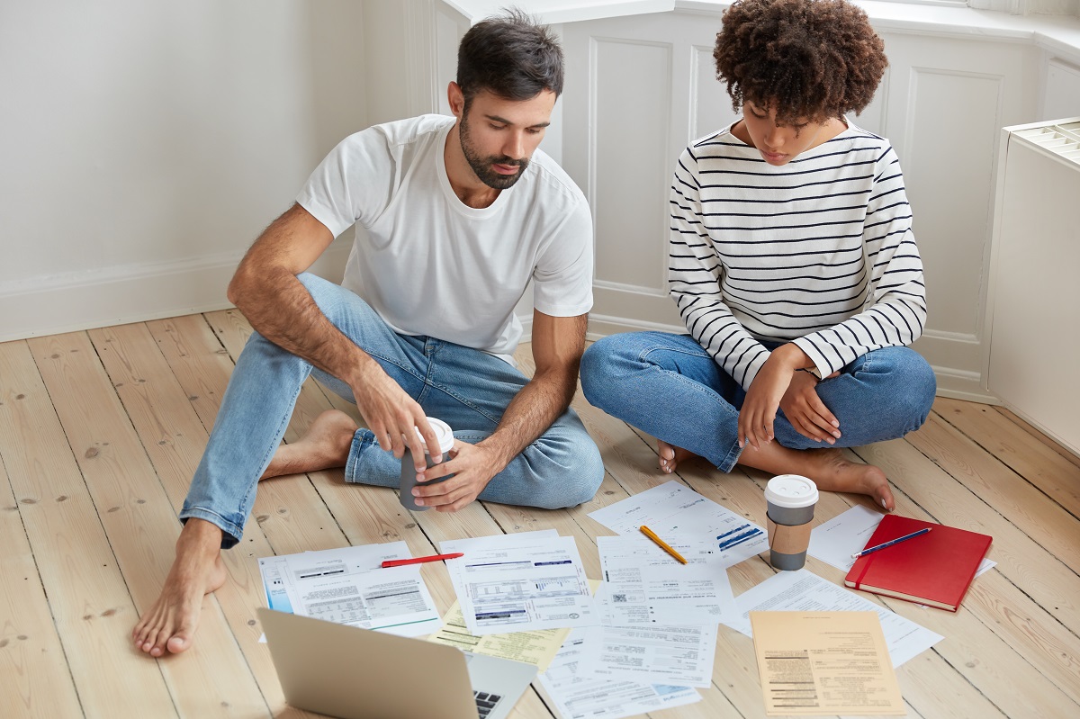 Jovens fazendo planejamento de reforma de apartamento Jovens fazendo planejamento de reforma de apartamento